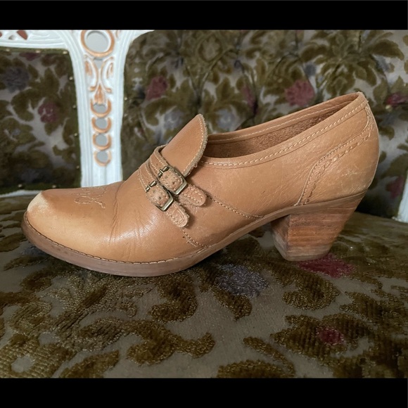 Vintage Block Heel Leather Shoes made in Brazil - Picture 3 of 8